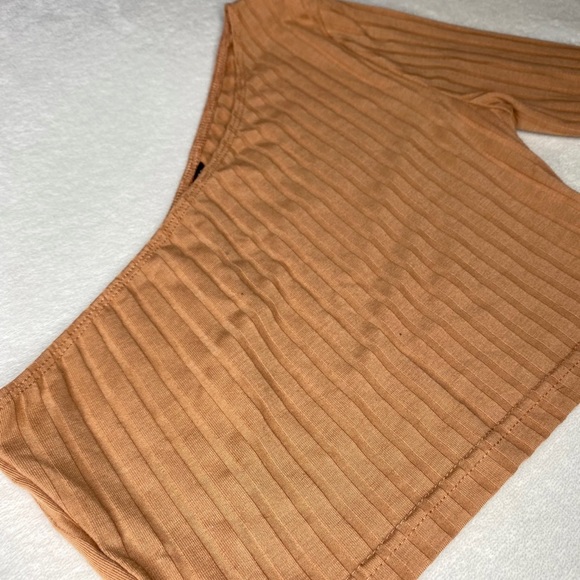 One side shoulder crop top - Picture 3 of 3